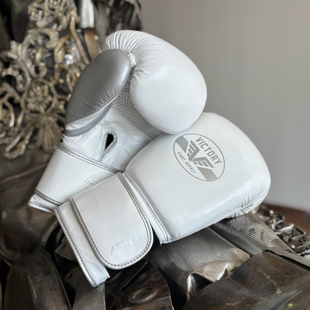 VICTORY GLOVES ATTACK LEATHER HOOK & LOOP WHITE/SILVER
