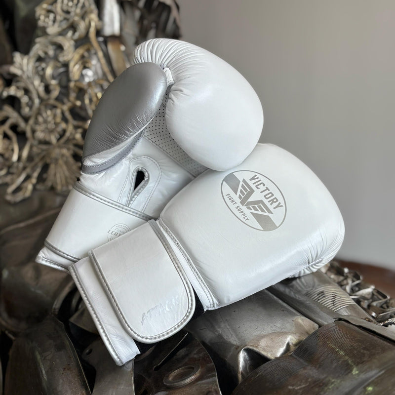 VICTORY GLOVES ATTACK LEATHER HOOK & LOOP WHITE/SILVER