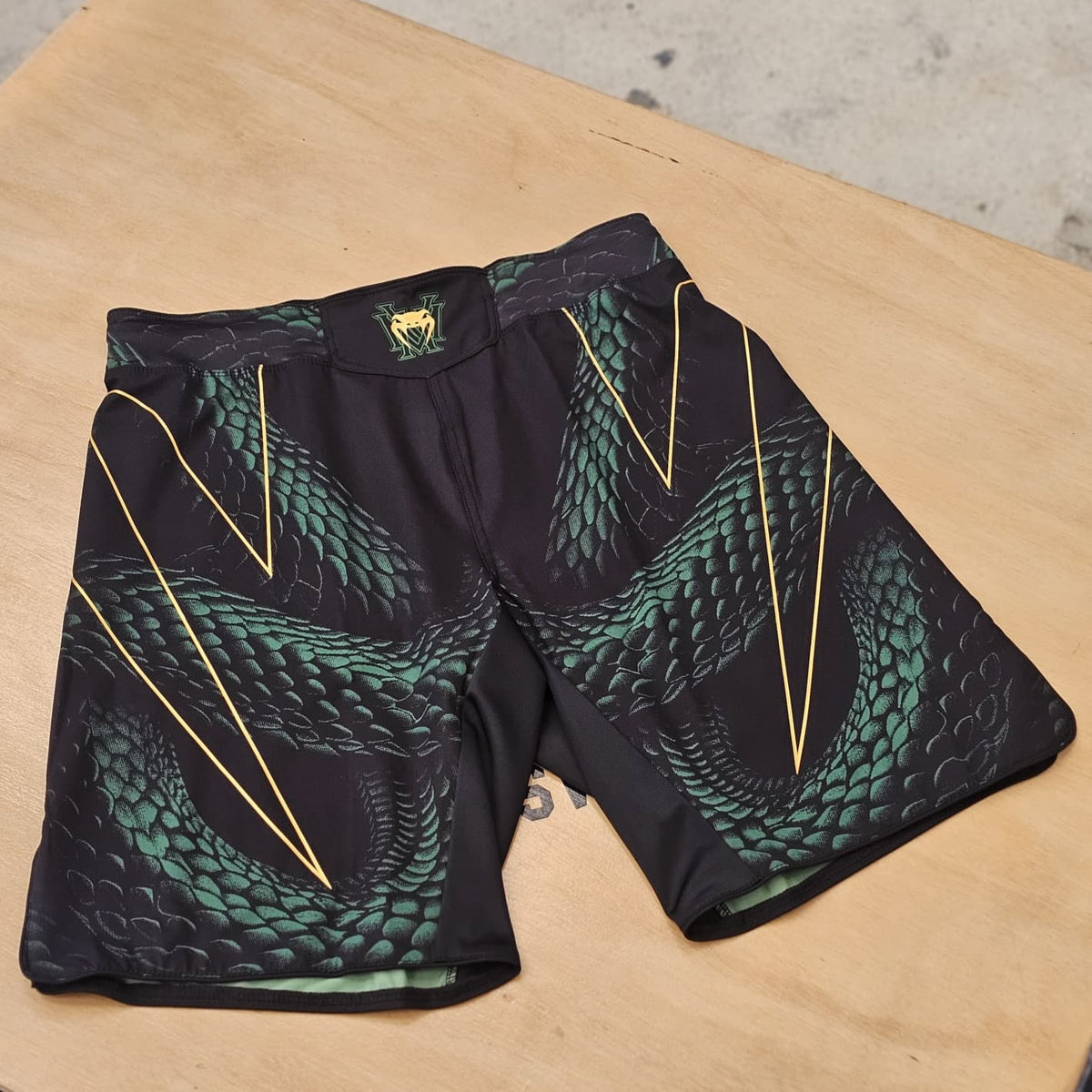 VENUM FIGHT SHORTS MMA MATUPA BLACK/GREEN/GOLD