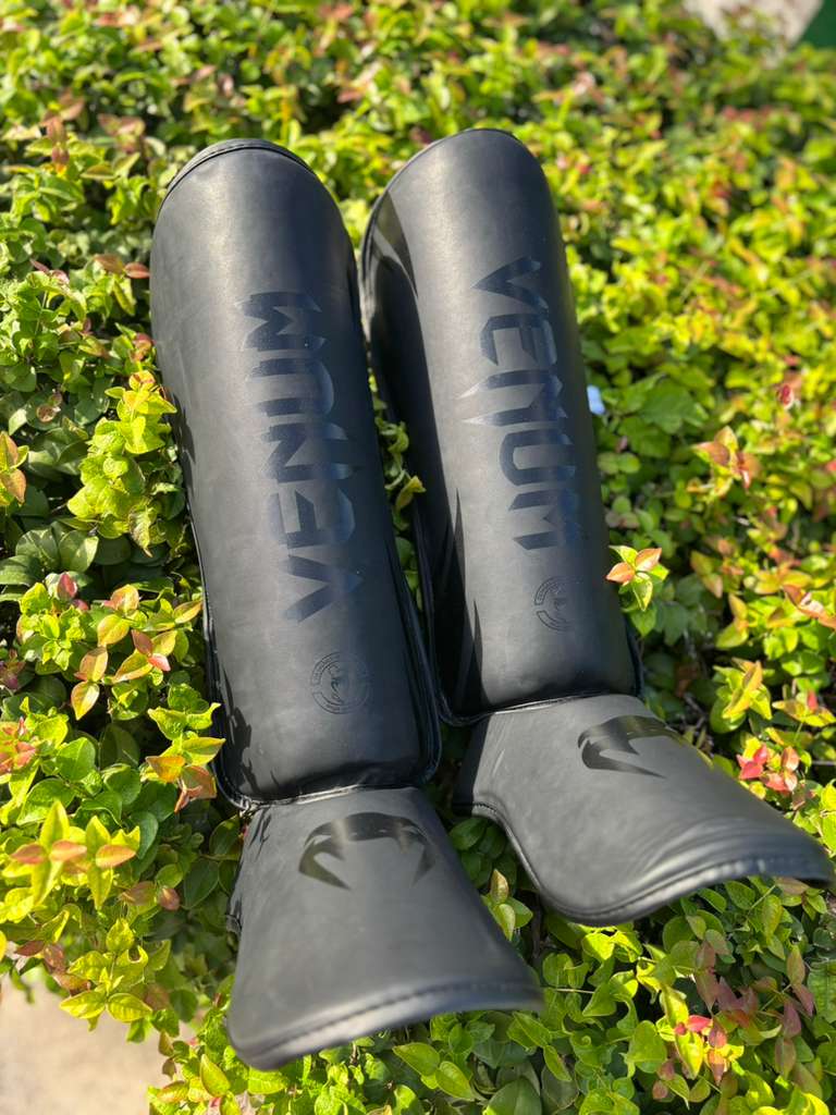VENUM SHINGUARDS CHALLENGER MATTE BLACK