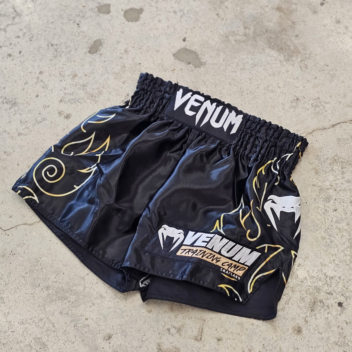 VENUM THAI SHORTS VTC FLAMES BLACK/WHITE