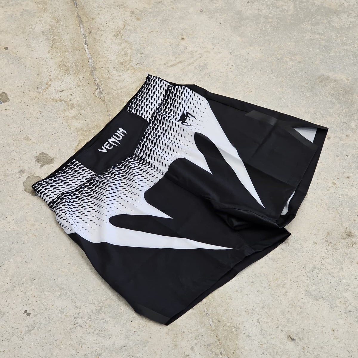 VENUM FIGHT SHORTS NO GI BLACK / WHITE
