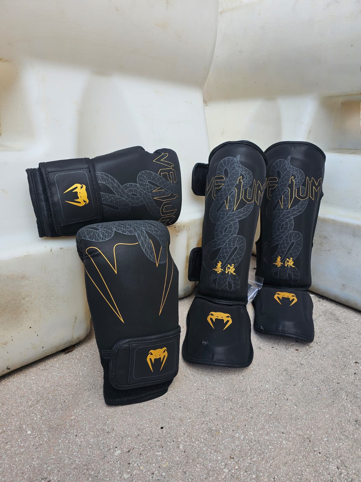 VENUM SHINGUARDS SERPENTI BLACK/GOLD