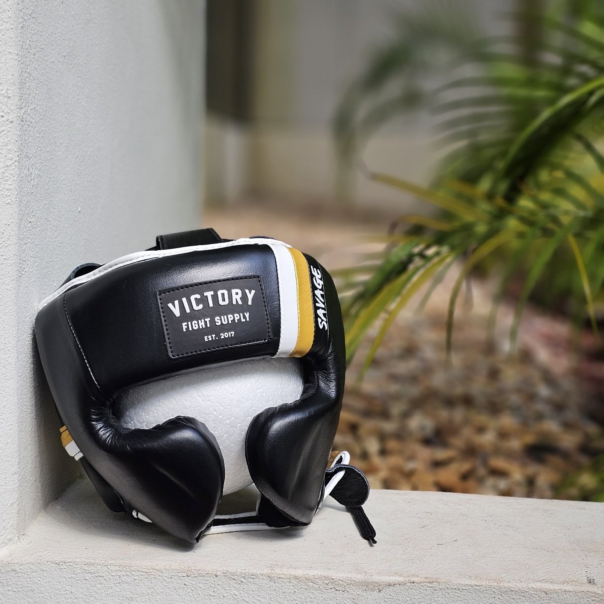VICTORY HEADGEAR CHEEK LEATHER SAVAGE V2 BLACK/WHITE/GOLD – MSM