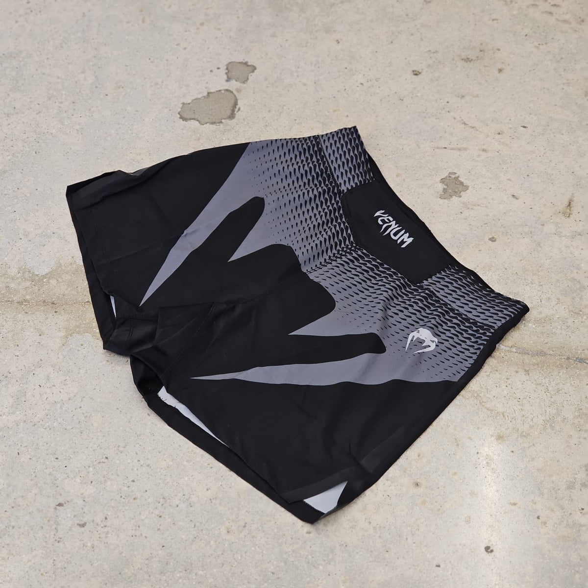 VENUM FIGHT SHORTS NO GI BLACK / SILVER GREY