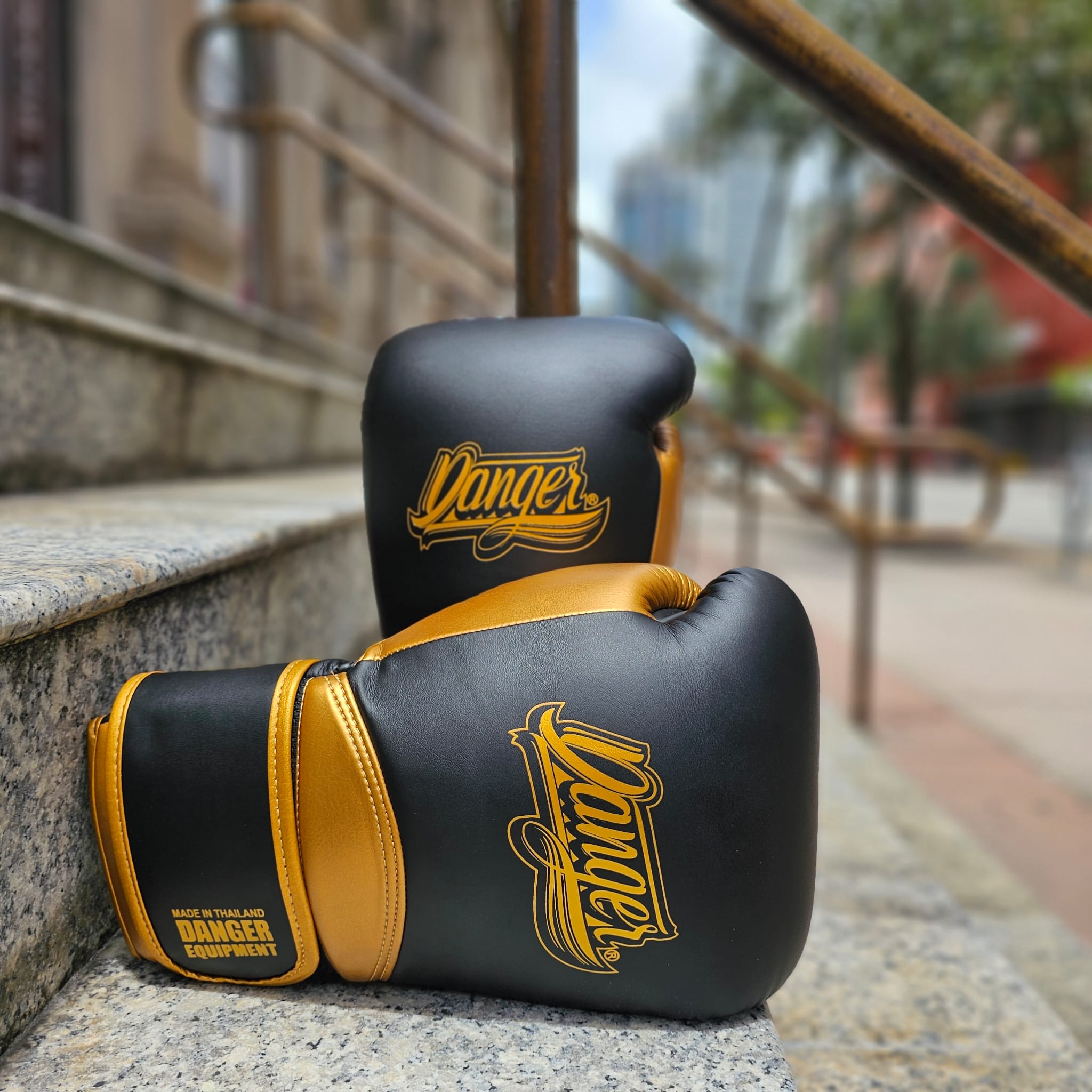 DANGER GLOVES ROCKET SYNTHEC BLACK/GOLD – MSM FIGHT SHOP