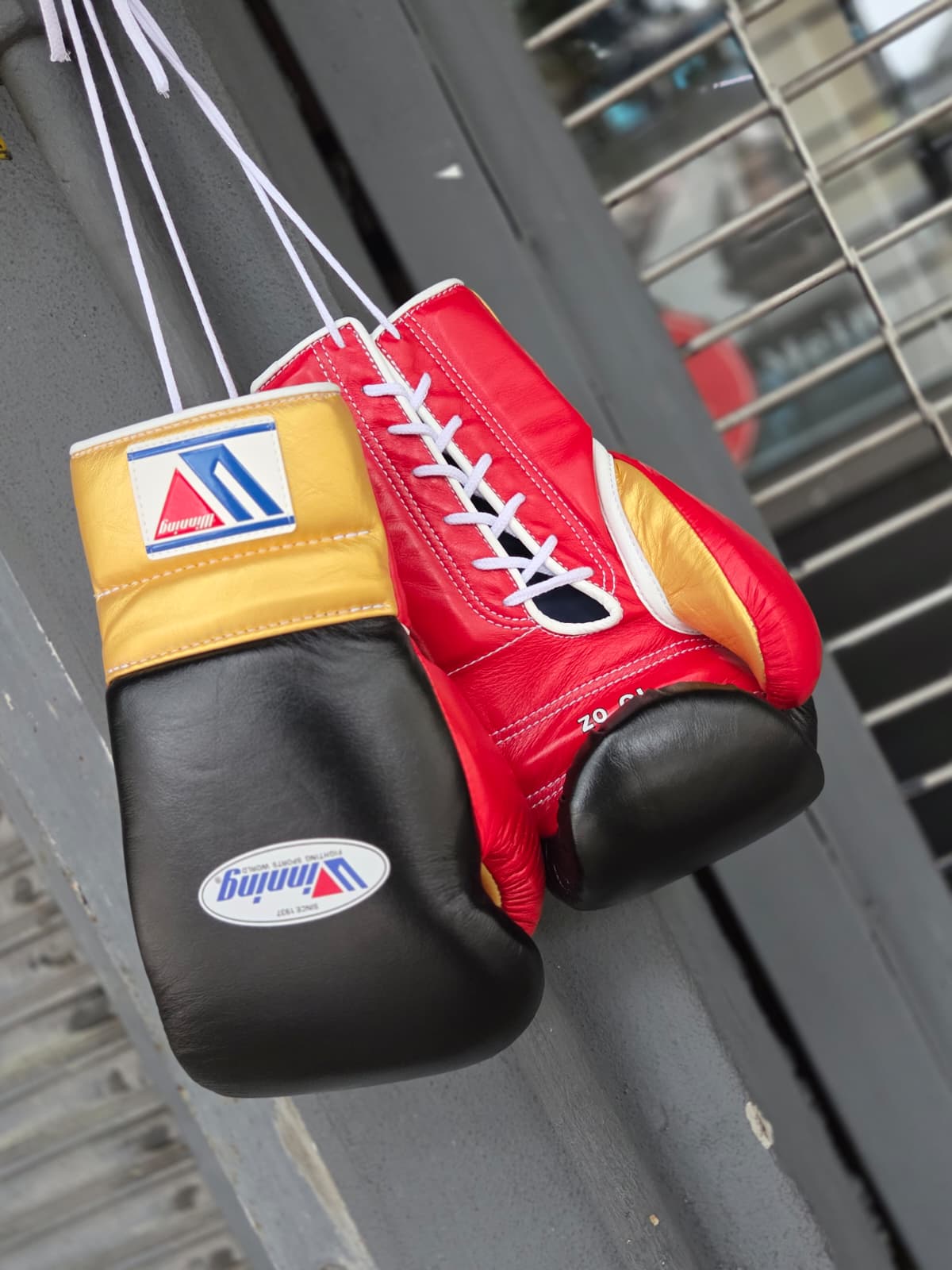WINNING GLOVES CUSTOM LACE 16OZ BLACK/RED/GOLD