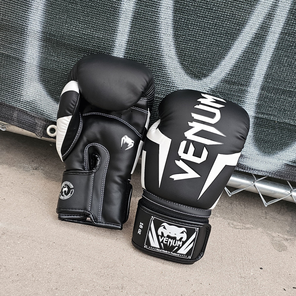 VENUM GLOVES ELITE BOXING BLACK / WHITE