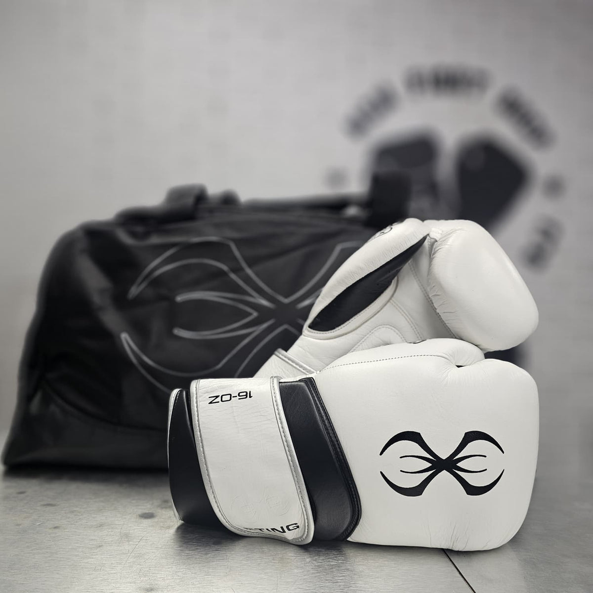 STING BOXING GLOVES VIPER X H & L WHITE / BLACK / SILVER
