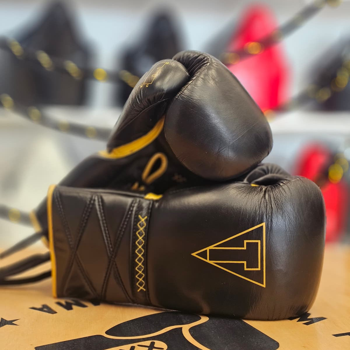 TITLE GLOVES MOMENTUM PRO SPARRING BLACK/GOLD