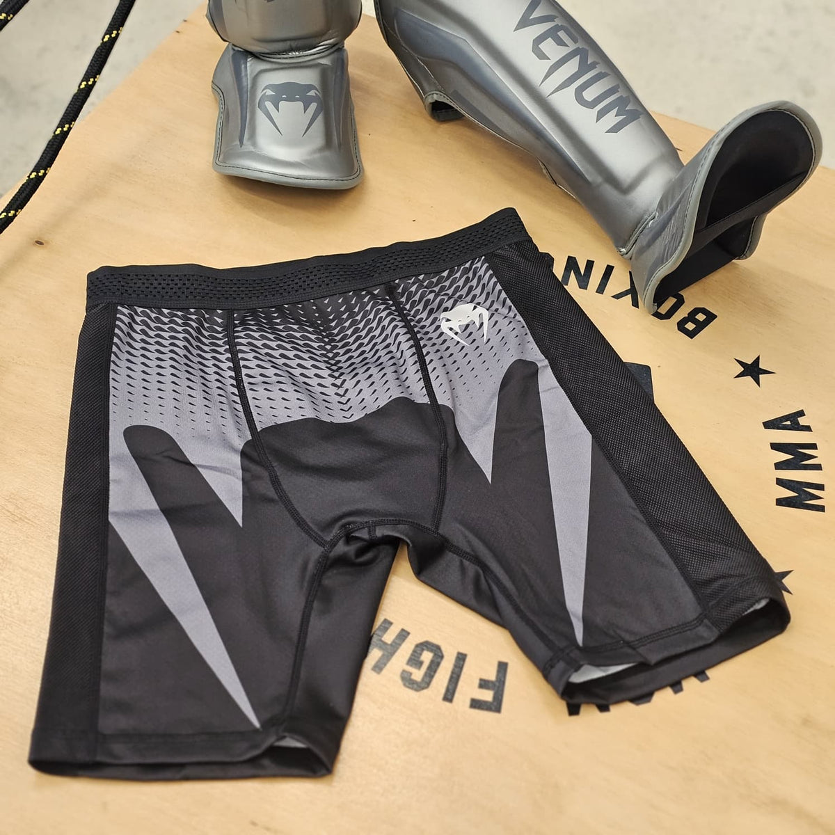 VENUM VALE TUDO SHORT NO GI BLACK/SILVER