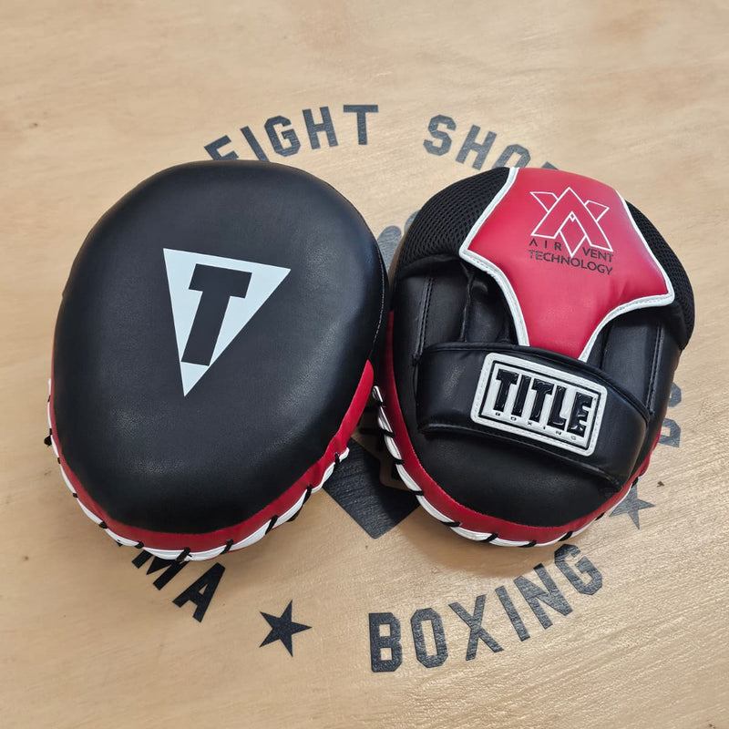TITLE FOCUS MITTS AIR VENT TECHNOLOGY BLACK/RED