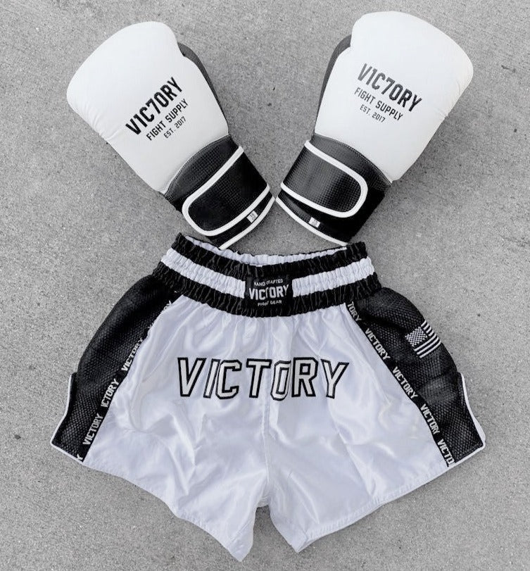 VICTORY MUAY THAI SHORTS IMPACT WHITE/BLACK – MSM FIGHT SHOP